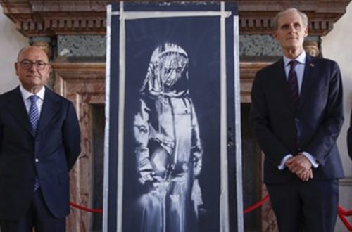 Italia entregó a Francia la obra atribuida al artista británico Bansky en homenaje a las victimas de los atentados de París, que había sido robada del teatro Bataclán en 2019 y fue hallada cerca de Roma. Foto Ap