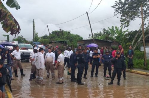 Elementos de Protección Civil de Ocosingo ayudaron en la evacuación y traslado de personas a un refugio temporal ante las precipitaciones que se registran en Chiapas. Foto tomada de Twitter @pcivilchiapas