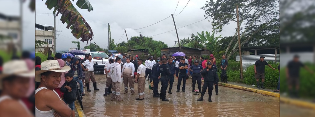 Elementos de Protección Civil de Ocosingo ayudaron en la evacuación y traslado de personas a un refugio temporal ante las precipitaciones que se registran en Chiapas. Foto tomada de Twitter @pcivilchiapas