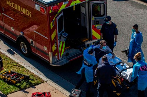 Paramédicos ingresan a un posible paciente de Covid-19 a una ambulancia para llevarlo a un hospital en Hawthorne, California, Estados Unidos. Foto Afp / Archivo