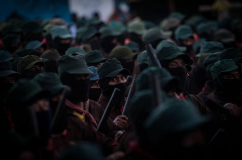 Integrantes de la comandancia y las Juntas de Buen Gobierno, bases de apoyo y organizaciones sociales, durante la celebración del 25 aniversario del levantamiento del Ejército Zapatista de Liberación Nacional, el 31 de diciembre de 2018. Foto Cuartoscuro