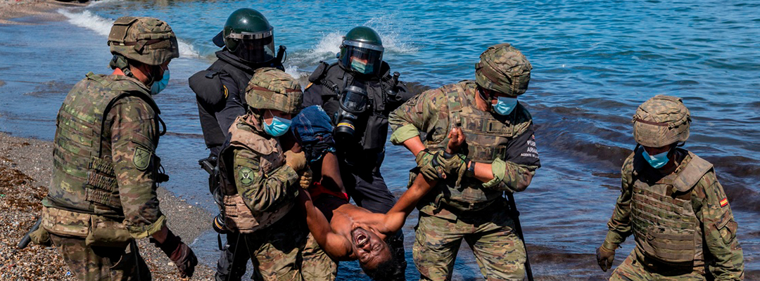 Soldados del ejército español expulsan a un migrante del enclave español de Ceuta, el 18 de mayo de 2021. Foto Ap