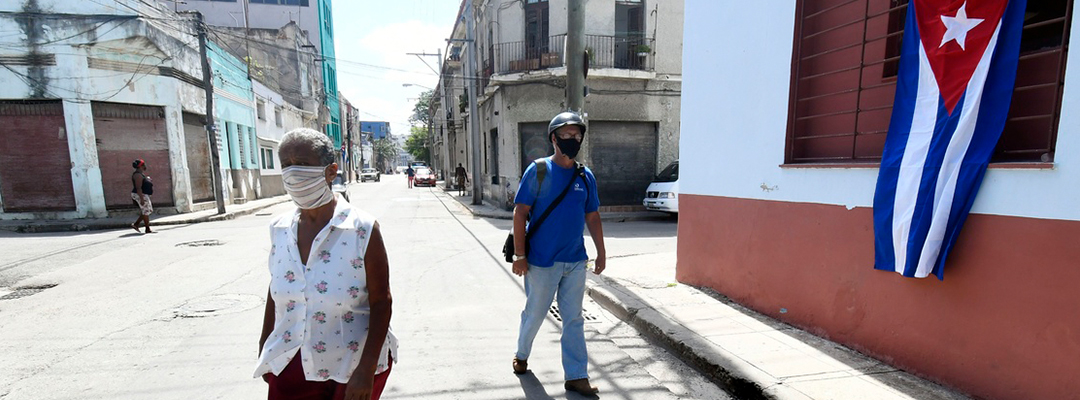 La canasta mensual, que se vende a través de una cartilla ("libreta"), incluye determinadas cantidades de variados alimentos, pero los cubanos afirman que no es suficiente. Foto Xinhua / Archivo