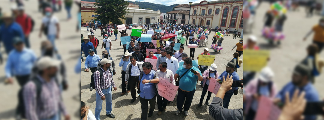 Alrededor de 300 evangélicos realizaron hoy una marcha para exigir la liberación del pastor Alejandro Jiménez detenido el sábado. Foto Elio Henríquez