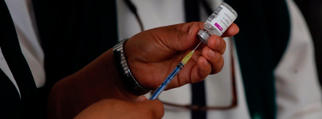 Personal de salud prepara una vacuna antiCovid en un módulo de vacunación en la CDMX. Foto Cristina Rodríguez