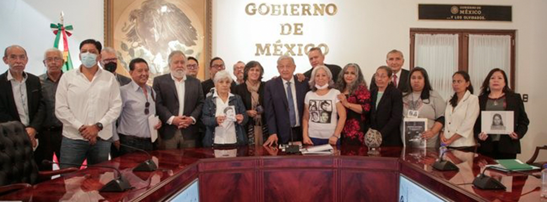 El presidente López Obrador acompañado por el subsecretario de Gobernación, Alejandro Encinas, y familiares de desaparecidos en la guerra sucia, el 30 de agosto de 2021. Foto tomada del Twitter de @lopezobrador_