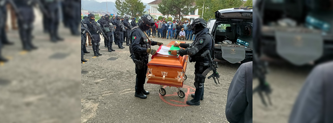 Al féretro de Gregorio Pérez Gómez, del Fiscal de Justicia Indígena, asesinado a balazos el 10 de agosto, le colocaron una bandera de México durante el homenaje que le rindieron en la sede de la Fiscalía chiapaneca, el 12 de agosto de 2021. Foto La Jornada