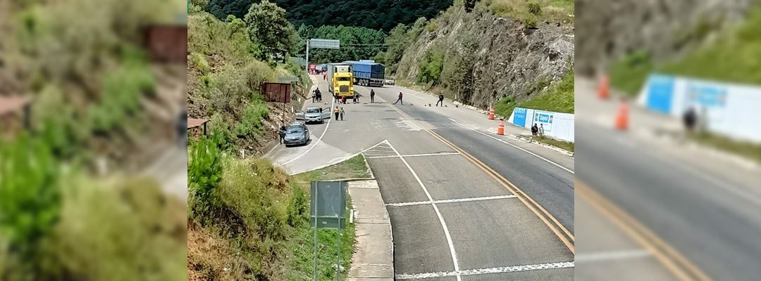 Maestros de la SNTTE Chiapas bloquearon la carretera de San Cristóbal de las Casas a Tuxtla. Foto La Jornada