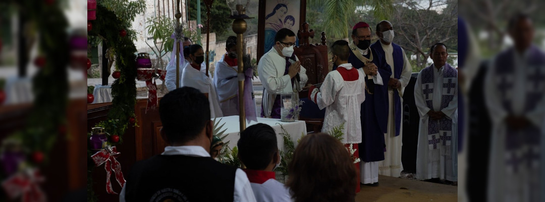 El arzobispo de Tuxtla encabezó la misa con motivo del Día Internacional del Migrante en el lugar donde decenas de migrantes murieron tras la volcadura de un trailer. Fuente: Cuartoscuro.