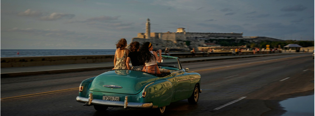 Turistas pasean por el Malecón de La Habana, en Cuba. Foto Ap
