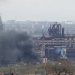En esta imagen tomada de un video, se observa humo proveniente del la fábrica Combinado Metalúrgico de Azovstal en Mariupol, en territorio bajo el control de la República Popular de Donietsk, al este de Ucrania, el 3 de mayo de 2022. Foto Ap
