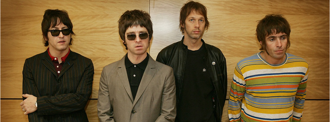 Noel Gallagher, Andy Bell y Liam Gallagher, miembros de la banda de rock británica Oasis posan durante una sesión fotográfica en Hong Kong el 25 de febrero de 2006. Foto Afp