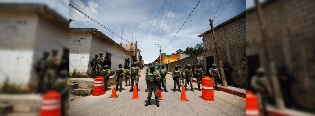 Militares custodian el sitio donde se realizó la elección por usos y costumbres en Pantelhó en julio de 2021. Foto Víctor Camacho /
