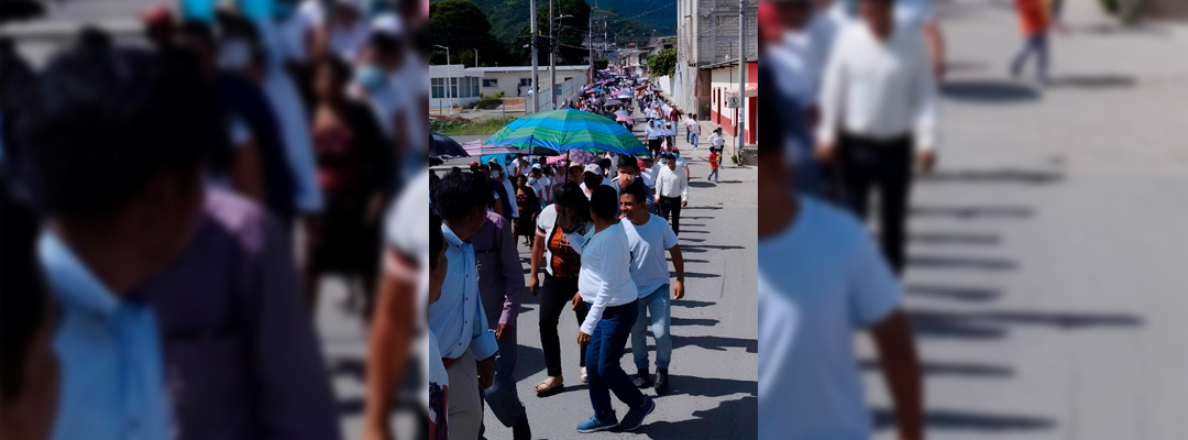 Pie de Foto.- Pobladores marcharon por las principales calles de Motozintla, en la sierra de Chiapas. Foto La Jornada.