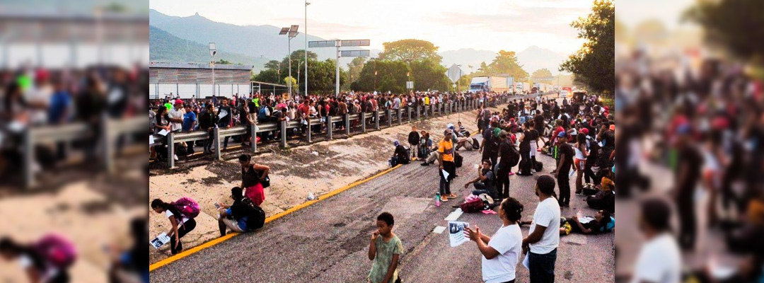Pie de Foto.- Migrantes bloquearon la carretera costera de Chiapas que va de Huixtla a Villacomatitlán, el 8 de noviembre de 2023. Foto Cuartoscuro