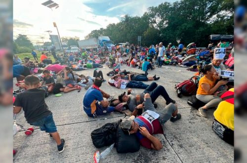 Pie de Foto.- Migrantes protestan en ambos sentidos de la carretera costera de Chiapas; exigen documentos de tránsito, el 8 de noviembre de 2023. Foto Edgar H. Clemente