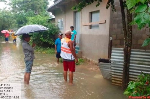 Pie de Foto.- Elementos de Protección Civil estatal atienen a familias afectadas por las inundaciones deribadas del frente frío número 8. Foto tomada de X @pcivilchiapas