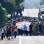 Pie de Foto.- En la vanguardia del contingente los indocumentados portan una manta con la frase “migrar no es crimen, criminal es un gobierno que reprime migrantes”, en Tapachula, Chiapas, el 25 de enero de 2024. Foto Edgar H. Clemente