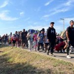 Pie de Foto.- La caravana descansará hoy en Huixtla para retomar su camino mañana hacia el municipio de Mapastepec, con lo que caminarían unos 60 kilómetros, el 26 de marzo de 2024. Foto Édgar H. Clemente