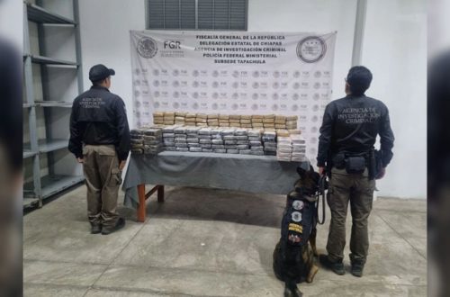Pie de Foto.- Los detenidos, el narcótico, la bodega y los vehículos fueron puestos a disposición del Ministerio Público Federal. Foto: FGR-Chiapas