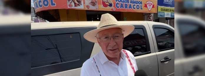 Pie de Foto.- El embajador de Estados Unidos, Ken Salazar, se reunió con autoridades locales en Tapachula, Chiapas, para abordar el tema de seguridad y migración, el 19 de abril de 2024. Foto Édgar H. Clemente