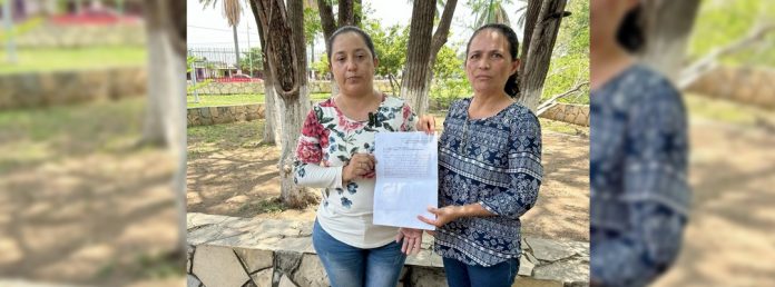 Pie de Foto.- Líderes de los trabajadores administrativos del Cobach exigen el pago del Ajuste de la Medida del Bienestar ofrecida por el Presidente AMLO. Foto Édgar H. Clemente