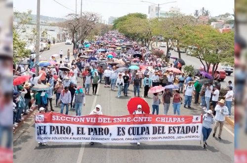Pie de Foto.- Protesta de la Sección 7 del SNTE adherida a la CNTE en Tuxtla Gutiérrez, Chiapas. Foto 'La Jornada'