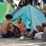 Pie de Foto.- Migrantes sudamericanos aguardan en la ribera del río Suchiate en espera de que el INM les brinde autobuses para seguir su camino hacia EU. Foto Édgar H. Clemente