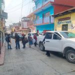 Pie de Foto.- Una vez que los uniformados ingresaron, cientos de personas comenzaron a abandonar el pueblo. Foto ‘La Jornada