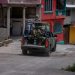 Pie de Foto.- Soldados recorren las calles de Tila, Chiapas, que lucen vacías luego que sus pobladores huyeron debido a los enfrentamientos entre grupos rivales. Foto Cuartoscuro
