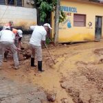 Pie de Foto.-  Las lluvias han creado deslaves en distintas vialidades de la región. Foto ‘La Jornada