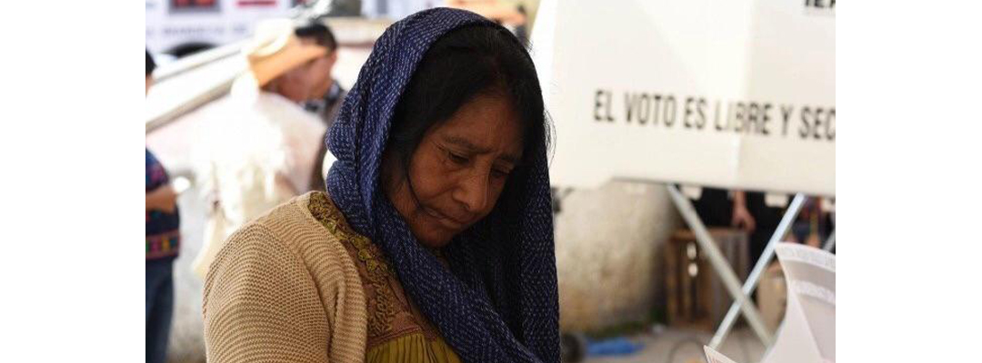 Pie de Foto.- En una casilla electoral de San Juan Chamula, Chiapas, este 2 de junio. Foto Isabel Mateos / Cuartoscuro / La Jornada