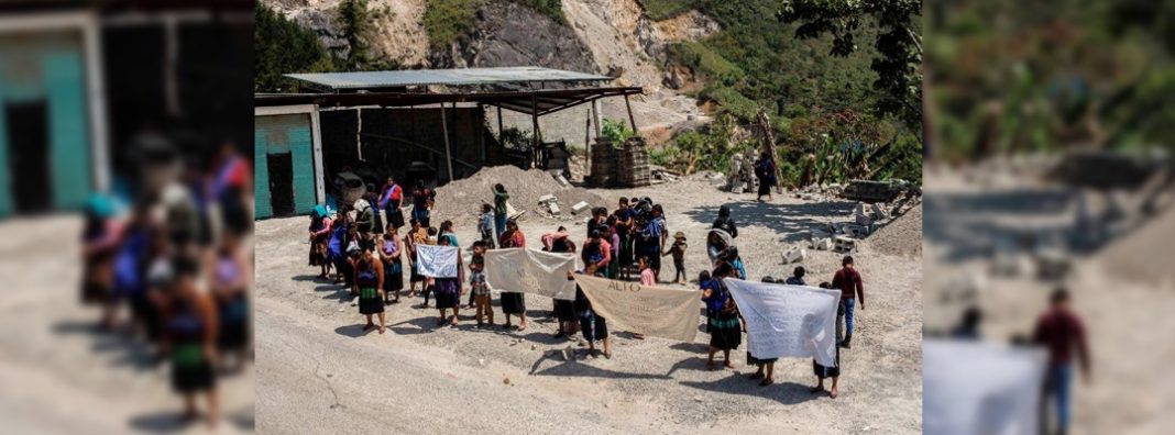 Pie de Foto.- Personas desplazadas por la violencia en Chenalhó, Chiapas. Foto Cuartoscuro / Archivo