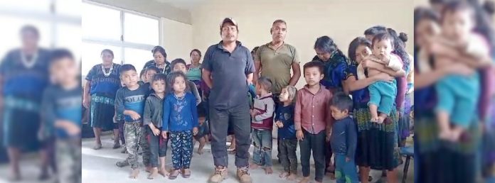 En esta captura de pantalla de un video de redes sociales, habitantes de Tzanembolom, municipio de Chenalhó, Pie de Foto.- Chiapas, quienes se encuentran refugiados por la violencia, piden ayuda a las autoridades estatales y federales