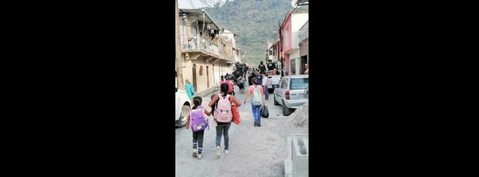 Pie de Foto.- Familias desplazadas de Tila, Chiapas, regresando a sus casas en condiciones de seguridad, en junio pasado. Foto Facebook Noti Chiapas Selva/ archiv