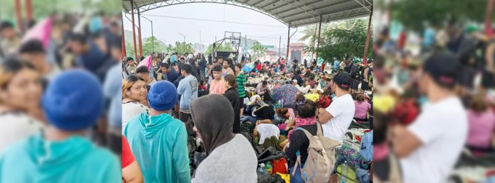 Pie de Foto.- La caravana, que ya suma más de 2 mil extranjeros, planea descansar en Mapastepec antes de continuar su marcha con rumbo al norte. Foto 'La Jornada'