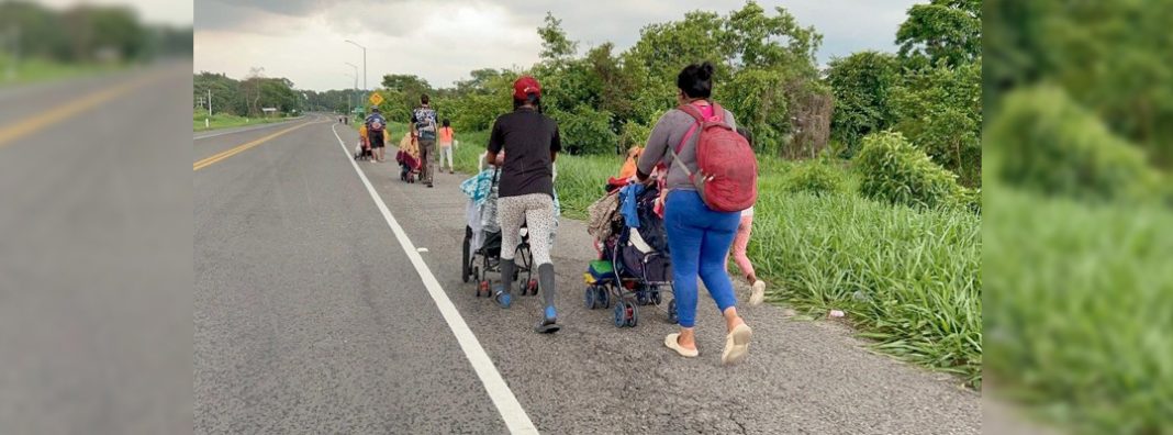 Pie de Foto.- Cientos de migrantes cruzan la frontera con México a través del río Suchiate, y son blanco de grupos delictivos. Foto Edgar H. Clemente