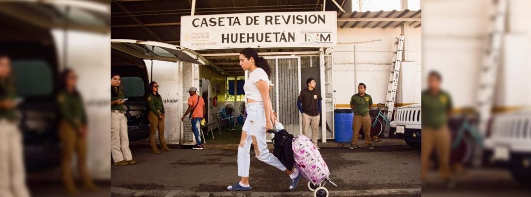 Pie de Foto.- Algunos migrantes comentaron que su intención es llegar este martes al municipio de Huehuetán, situado a 26 kilómetros de Tapachula, para pernoctar y continuar el miércoles hacia Huixtla. Foto Cuaroscuro