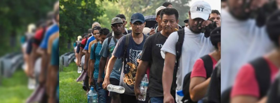Pie de Foto.- La caravana, que cuenta con más de 2 mil personas migrantes, llega al municipio de Huixtla, en Chiapas. Fotos/Afp