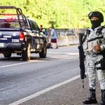 Pie de Foto.- Elementos de la GN y ejército mexicano escoltan a la caravana migrante que partió de Tapachula, Chiapas, el 23 de julio de 2024. Foto Cuartoscuro / Archivo