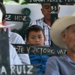 Pie de Foto.-“La violencia es ahora más frecuente, escuchamos las balaceras y nos regresa ese miedo, ese dolor”, expusieron integrantes de la organización Las Abejas de Acteal, al recordar que en 2009 la Suprema Corte ordenó liberar a los autores materiales de la masacre perpetrada hace casi 27 años, los cuales “viven tranquilos” en la zona. Indicaron que habitantes de Chenalhó colindantes con Pantelhó se han desplazado a causa de las agresiones de los grupos armados. Foto Cuartoscuro