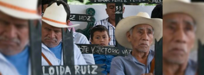 Pie de Foto.-“La violencia es ahora más frecuente, escuchamos las balaceras y nos regresa ese miedo, ese dolor”, expusieron integrantes de la organización Las Abejas de Acteal, al recordar que en 2009 la Suprema Corte ordenó liberar a los autores materiales de la masacre perpetrada hace casi 27 años, los cuales “viven tranquilos” en la zona. Indicaron que habitantes de Chenalhó colindantes con Pantelhó se han desplazado a causa de las agresiones de los grupos armados. Foto Cuartoscuro