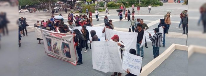 Pie de Foto.- Los aproximadamente 50 desplazados, entre ellos varios niños, marcharon por la mañana del parque 5 de Mayo a la plaza central de Tuxtla Gutiérrez. Foto La Jornada