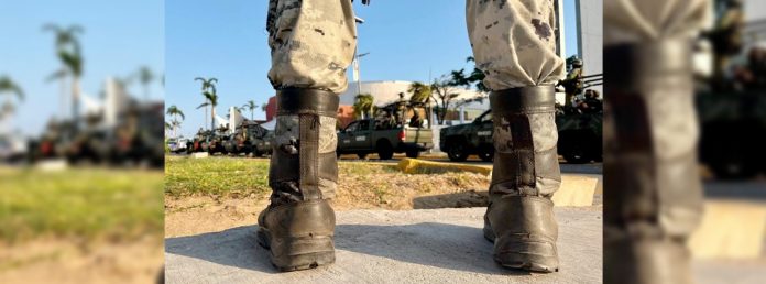 Pie de Foto.- Elemento del Ejército Mexicano detuvieron a siete personas en posesión de armas y droga en Tonalá, Chiapas. Foto Luis Castillo/Archivo