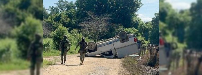 Pie de Foto.- Una de las camionetas usadas en la persecución terminó volcada. Foto La Jornada