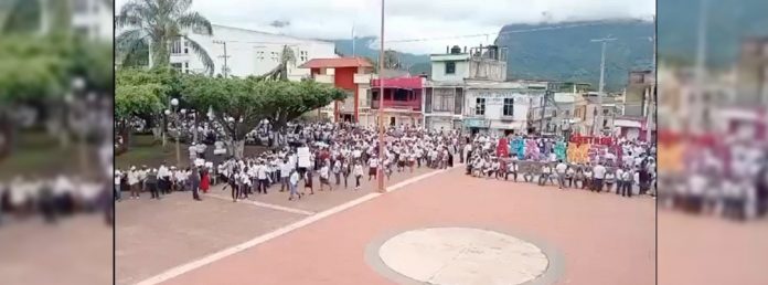 Pie de Foto.- Miles de habitantes del municipio de Frontera Comalapa y de Chicomuselo marcharon este martes en la cabecera del primero para exigir que haya paz y la liberación de las vías de comunicación. Captura de pantalla de un video de X @GabyCoutino.