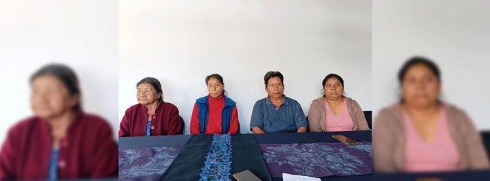 Pie de Foto.- En una rueda de prensa ofrecida en San Cristóbal, familiares señalan que a pesar de que los aproximadamente 25 hombres que llegaron a su casa tenían el rostro cubierto, reconocieron a varios de ellos por la voz. Foto Elio Henríquez.