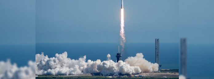 Un cohete Falcon Heavy de SpaceX con una nave espacial de la NASA con destino a Júpiter despega de la plataforma 39A en el Centro Espacial Kennedy este 14 de octubre de 2024 en Cabo Cañaveral, Florida. (AP)