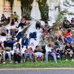 Pie de Foto.- Un segundo grupo de unos 400 extranjeros que salió de la frontera sur, avanzaba hacia el municipio de Escuintla. Foto Édgar H. Clemente