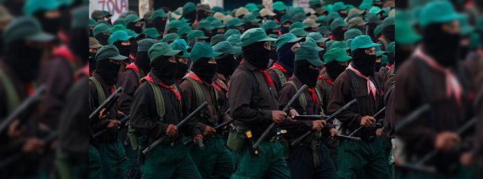 Pie de Foto.- Integrantes del Ejército Zapatista de Liberación Nacional, durante el mensaje del 26 aniversario, en el caracol de Morelia, cerca de Altamirano. Foto Afp / Archivo